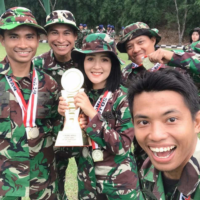 Begini penampilan Asha Ramadia ketika berpose bersama teman-teman tentaranya. Dalam foto tersebut, wanita asal Sumatera Utara itu baru saja menjuarai lomba tembak di kejuaraan tahunan Panglima TNI Cup tahun 2019. Foto: Instagram/@ashanemo