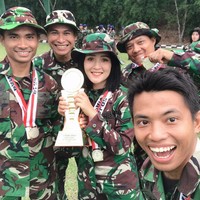 Begini penampilan Asha Ramadia ketika berpose bersama teman-teman tentaranya. Dalam foto tersebut, wanita asal Sumatera Utara itu baru saja menjuarai lomba tembak di kejuaraan tahunan Panglima TNI Cup tahun 2019. Foto: Instagram/@ashanemo