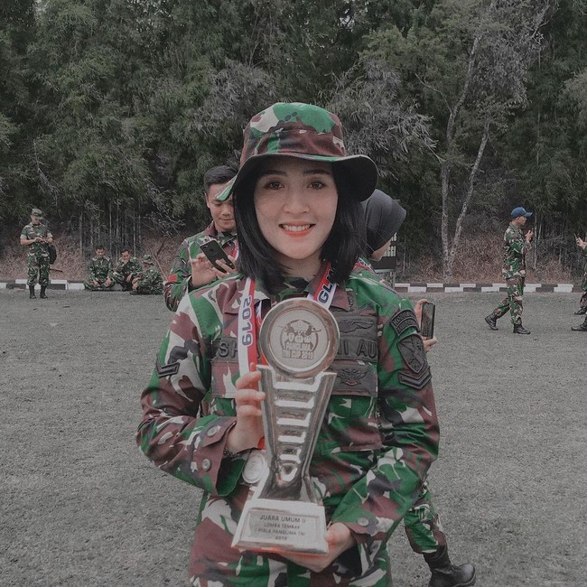 Ini adalah potret Asha ketika berhasil menjadi salah satu pemenang lomba tembak. Nggak disangka, ternyata wanita cantik yang satu ini juga jago menembak ya.. Foto: Instagram/@ashanemo