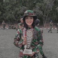 Ini adalah potret Asha ketika berhasil menjadi salah satu pemenang lomba tembak. Nggak disangka, ternyata wanita cantik yang satu ini juga jago menembak ya.. Foto: Instagram/@ashanemo