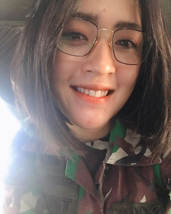 Asha sendiri merupakan salah satu anggota TNI Angkatan Udara berpangkat Sersan Dua (Serda). Berkat paras rupawannya itu, Asha memiliki lebih dari 18 ribu pengikut di Instagramnya. Foto: Instagram/@ashanemo