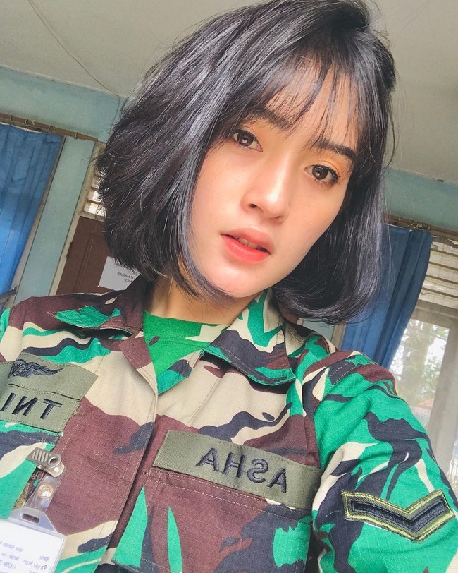 Nama Asha Ramadia belakangan menjadi popular karena wajah cantik yang dimilikinya. Tak hanya itu saja, banyak netizen yang juga menilainya memiliki kemiripan dengan chef Renatta Moeloek. Foto: Instagram/@ashanemo