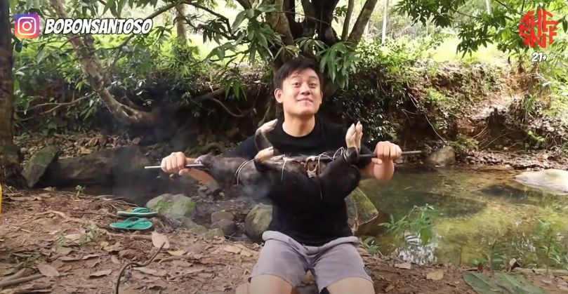 Nyeleneh! YouTuber Masak Babi Hutan Pakai Bumbu Micin 3 Bungkus