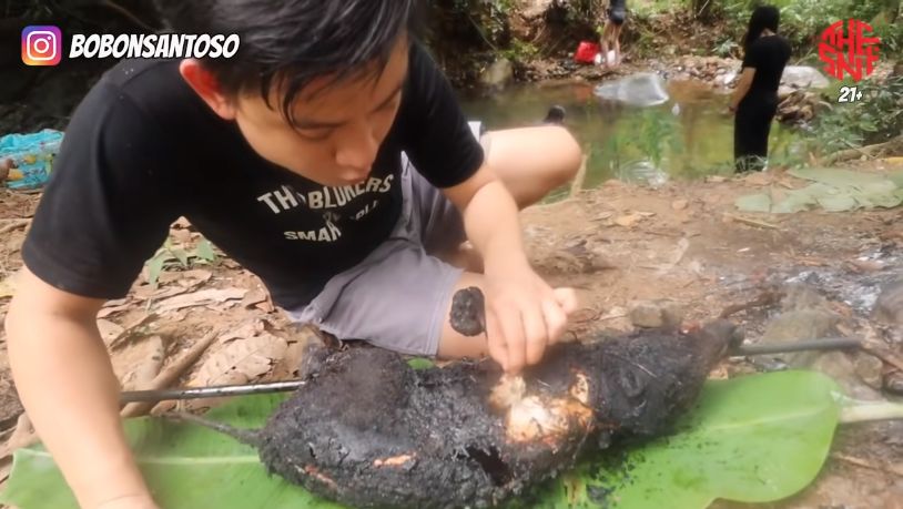 Nyeleneh! YouTuber Masak Babi Hutan Pakai Bumbu Micin 3 Bungkus