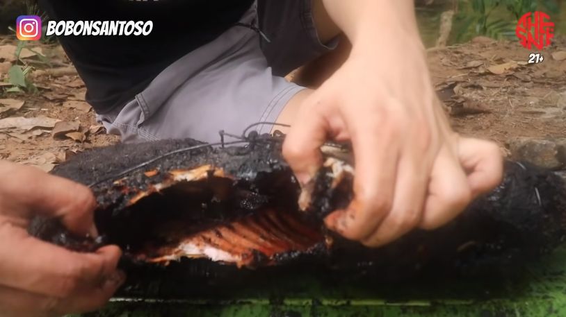 Nyeleneh! YouTuber Masak Babi Hutan Pakai Bumbu Micin 3 Bungkus