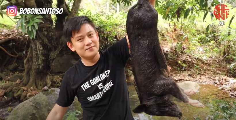 Nyeleneh! YouTuber Masak Babi Hutan Pakai Bumbu Micin 3 Bungkus
