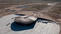 Spaceport City bukanlah proyek bandara antariksa perkotaan pertama. Di Houston, kota terbesar keempat di AS dan rumah bagi program astronot NASA, sebuah pekerjaan serupa sedang dilakukan untuk mengubah Bandara Ellington menjadi bandara antariksa komersial.