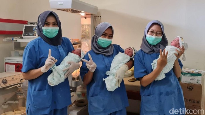 Bayi kembar tiga lahir dengan selamat di RS Graha Medika, Desa Yosomulyo, Kecamatan Gambiran. Semuanya perempuan.