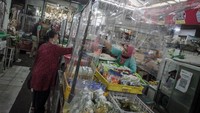 Di Solo, Selama pelaksanaan Pemberlakukan Pembatasan Kegiatan Masyarakat (PPKM) 11-25 Januari 2021 operasional pasar tradisional di Kota Solo tetap buka dengan pembatasan waktu operasional sampai pukul 18:00 WIB dan menerapkan protokol kesehatan ketat. ANTARA FOTO/Mohammad Ayudha  