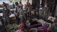 Petugas Satuan Polisi Pamong Praja (Satpol PP) dan Polisi melakukan sosialisasi penerapan Pemberlakuan Pembatasan Kegiatan Masyarakat (PPKM) saat Operasi Yustisi di Pasar Nusukan, Solo, Jawa Tengah, Senin (11/1/2021). ANTARA FOTO/Mohammad Ayudha  