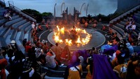 Pertunjukkan atraksi wisata Tari Kecak Uluwatu pun ditiadakan saat penerapan PPKM. Para seniman Tari Kecak tampak tampil saat pertunjukkan terakhirnya sebelum PPKM di kawasan Uluwatu, Badung, Bali, Jumat (8/1/2021) lalu. ANTARA FOTO/Fikri Yusuf  