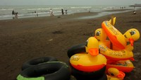 Di Tegal, Pemerintah Kota Tegal menerapan PPKM di sejumlah tempat wisata, cafe dan tempat hiburan malam. Salah satunya di Pantai Alam Indah, Tegal, Jawa Tengah. ANTARA FOTO/Oky Lukmansyah  