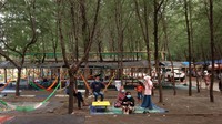 Jumlah pengunjung pun dibatasi 50 persen dari kapasitas normal dan pembatasan jam operasional hingga pukul 21.00 WIB. ANTARA FOTO/Oky Lukmansyah  