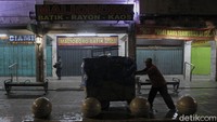 Kawasan Malioboro tampak sepi dari pengunjung. Terlebih malam ini hujan dengan intensitas sedang mengguyur Kota Yogyakarta. Oleh karena itu tidak ada pembeli yang memadati kawasan tersebut.