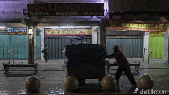 Pemda DIY menerapkan Pengetatan Secara Terbatas Kegiatan Masyarakat (PTKM) di kawasan Yogyakarta. Bagaimana suasana di Malioboro di hari pertama penerapan PTKM?