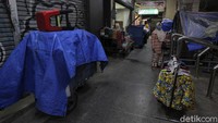 Hal itu membuat pengunjung di Malioboro juga tampak tidak seramai biasanya. Hingga sekitar pukul 20.00 WIB hujan masih mengguyur kawasan Malioboro dan sekitarnya.