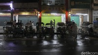 Terkait dengan penerapan Pengetatan Secara Terbatas Kegiatan Masyarakat (PTKM), Kepala Satpol PP Kota Yogyakarta Agus Winarto mengatakan, bahwa secara prinsip semua tempat usaha tutup pukul 19.00 WIB, khususnya pusat perbelanjaan dan mal. Agus juga menyebut hal itu berlaku di kawasan angkringan kopi joss.