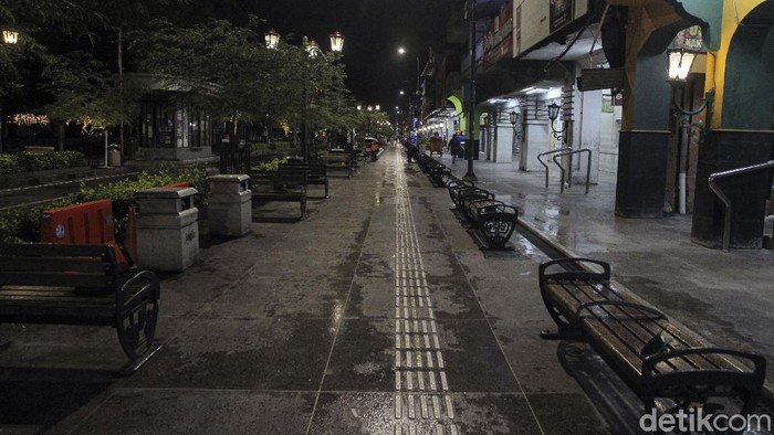 Pemda DIY menerapkan Pengetatan Secara Terbatas Kegiatan Masyarakat (PTKM) di kawasan Yogyakarta. Bagaimana suasana di Malioboro di hari pertama penerapan PTKM?