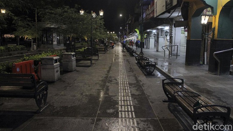 Begini Suasana di Malioboro Saat Hari Pertama Penerapan PTKM Pemda DIY menerapkan Pengetatan Secara Terbatas Kegiatan Masyarakat (PTKM) di kawasan Yogyakarta. Bagaimana suasana di Malioboro di hari pertama penerapan PTKM?