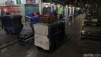 Sejumlah PKL yang berjualan di kawasan Malioboro, Yogyakarta, tampak menutup lapak lebih cepat di hari pertama penerapan Pengetatan Secara Terbatas Kegiatan Masyarakat (PTKM) di kawasan Yogyakarta, Senin (11/1/2021).