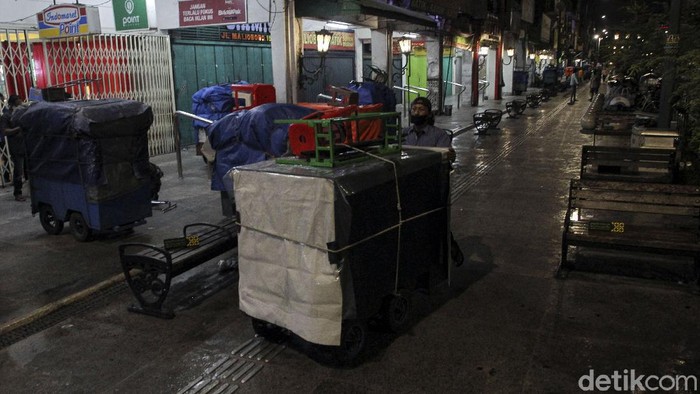 Begini Suasana di Malioboro Saat Hari Pertama Penerapan PTKM Pemda DIY menerapkan Pengetatan Secara Terbatas Kegiatan Masyarakat (PTKM) di kawasan Yogyakarta. Bagaimana suasana di Malioboro di hari pertama penerapan PTKM?