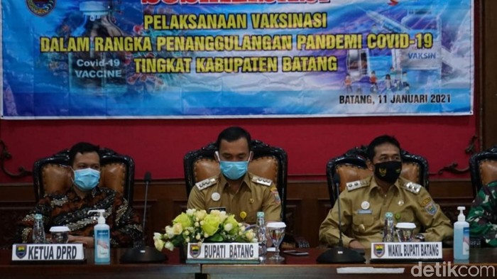 Bupati Batang, Wihaji, saat rapat vaksinasi COVID-19 di Pemkab Batang, Senin (11/1/2021).
