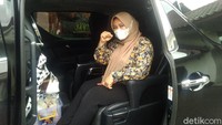 Lebih lanjut, Irna juga melaporkan kepemilikan satu unit kendaraan motor Honda tahun 2008 seharga Rp 2,7 juta. Kemudian ia juga tercatat memiliki harta bergerak lainnya sebesar Rp 562.350.000, tidak memiliki surat berharga, serta kas dan setara kas sebesar Rp 1.397.052.855. Di luar itu ia tercatat tidak memiliki utang. Karenanya kekayaan bersih Bupati Pandeglang Irna Narulita tercatat mencapai Rp 62.562.624.825 (Rp 62,5 miliar). Rifat Alhamidi/Detikcom