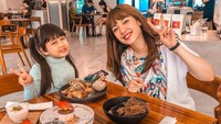 Sama-sama gemas ini keseruan Bella saat mencicipi aneka dessert mulai dari roti sampai cake.  Foto: Instagram @bellatanesiaa