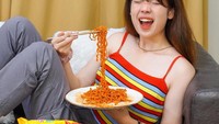 Tak bisa lepas dari mie instan, Bella sudah khatam mencicipi berbagai jenis mie instan pedas dari Korea. Foto: Instagram @bellatanesiaa