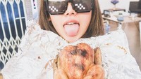 Penggemar berat aneka makanan, intip pose lucu Bella saat berpose dengan ayam panggang utuh yang baru saja keluar dari oven. Foto: Instagram @bellatanesiaa
