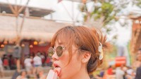 Tak pantang dengan berbagai jenis makanan. Bella tampil cantik saat menikmati es krim yang dingin menyegarkan. Foto: Instagram @bellatanesiaa