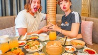Pacaran dengan Gerry Girianza yang merupakan food vlogger dan cooking host, momen kulineran keduanya jadi semakin seru. Foto: Instagram @bellatanesiaa