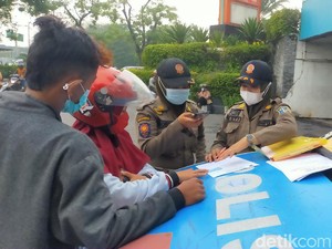Beda Aturan Satpol PP dengan Polisi di Hari Pertama Penerapan PPKM Surabaya