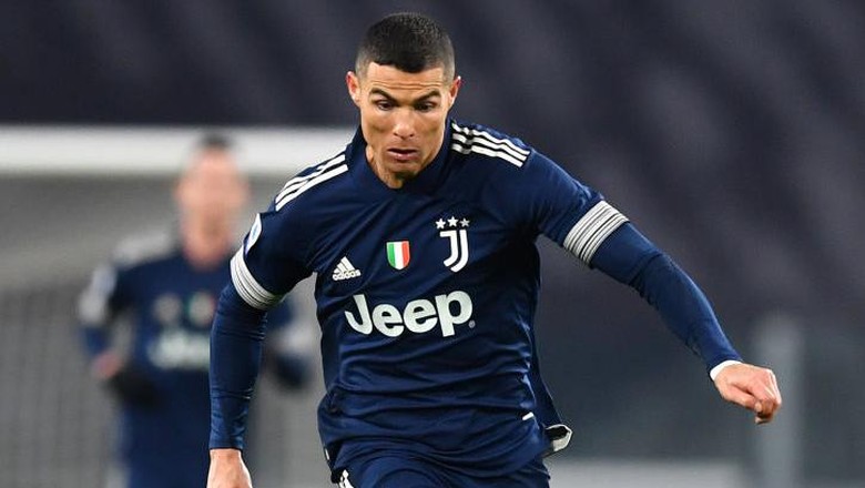 Cristiano Ronaldo TURIN, ITALY - JANUARY 10: Cristiano Ronaldo of Juventus F.C. controls the ball during the Serie A match between Juventus and US Sassuolo at Allianz Stadium on January 10, 2021 in Turin, Italy. Sporting stadiums around Italy remain under strict restrictions due to the Coronavirus Pandemic as Government social distancing laws prohibit fans inside venues resulting in games being played behind closed doors. (Photo by Valerio Pennicino/Getty Images )