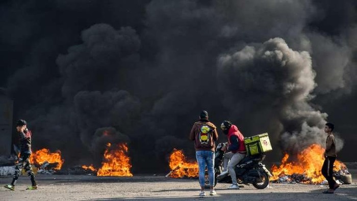 Demonstran di Nasiriyah Irak, episentrum gerakan protes yang pecah pada Oktober 2019, menuntut pembebasan rekan-rekannya yang telah ditangkap dalam beberapa pekan terakhir. (AFP Photo)