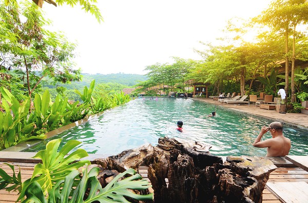 Untuk fasilitas resor, ada kolam renang Telaga Manis dengan pemandangan hamparan hijau eksotis yang menyegarkan mata. Di telaga ini juga bisa menum kopi sembari bersantai dengan keluarga. Untuk fasilitas resor, ada kolam renang Telaga Manis dengan pemandangan hamparan hijau eksotis yang menyegarkan mata. Di telaga ini juga bisa menum kopi sembari bersantai dengan keluarga.