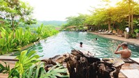 Untuk fasilitas resor, ada kolam renang Telaga Manis dengan pemandangan hamparan hijau eksotis yang menyegarkan mata. Di telaga ini juga bisa menum kopi sembari bersantai dengan keluarga.