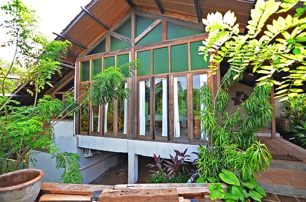 Resor ini memiliki 43 kamar dengan konsep berbeda, menampilkan aksen etnik tradisional khas perdesaan Indonesia. Resor ini memiliki 43 kamar dengan konsep berbeda, menampilkan aksen etnik tradisional khas perdesaan Indonesia.
