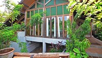 Resor ini memiliki 43 kamar dengan konsep berbeda, menampilkan aksen etnik tradisional khas perdesaan Indonesia.