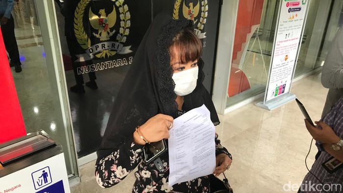 Dewi Tanjung melaporkan Fadli Zon ke MKD DPR RI (Rolando Fransiscus Sihombing/detikcom).
