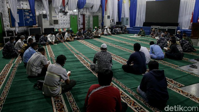 Doa Bersama untuk Korban Sriwijaya Air SJ182 di KRI Semarang Prajurit TNI menggelar doa bersama untuk para korban Sriwijaya Air SJ182. Doa bersama itu digelar di KRI Semarang.