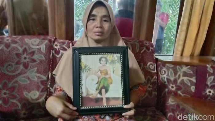 Duka ibu Erviana Agustin (22) ditinggal pamit cari kerja ke Jakarta ternyata tewas di kecelakaan maut Tol Cipali, Senin (11/1.2021)