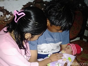 Meski Sibuk Nafkahi Anak-Istri, Ponari Masih Obati Pasien Pakai Batu Petir
