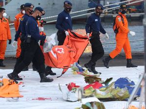 Evakuasi Berlanjut, Kantong Jenazah-Puing Sriwijaya Air Tiba di JICT