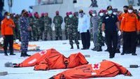 KRI Parang kembali membawa temuan-temuan hasil pencarian pesawat dan penumpang Sriwijaya Air SJ182. Temuan-temuan tersebut dimasukkan ke tiga kantong.
