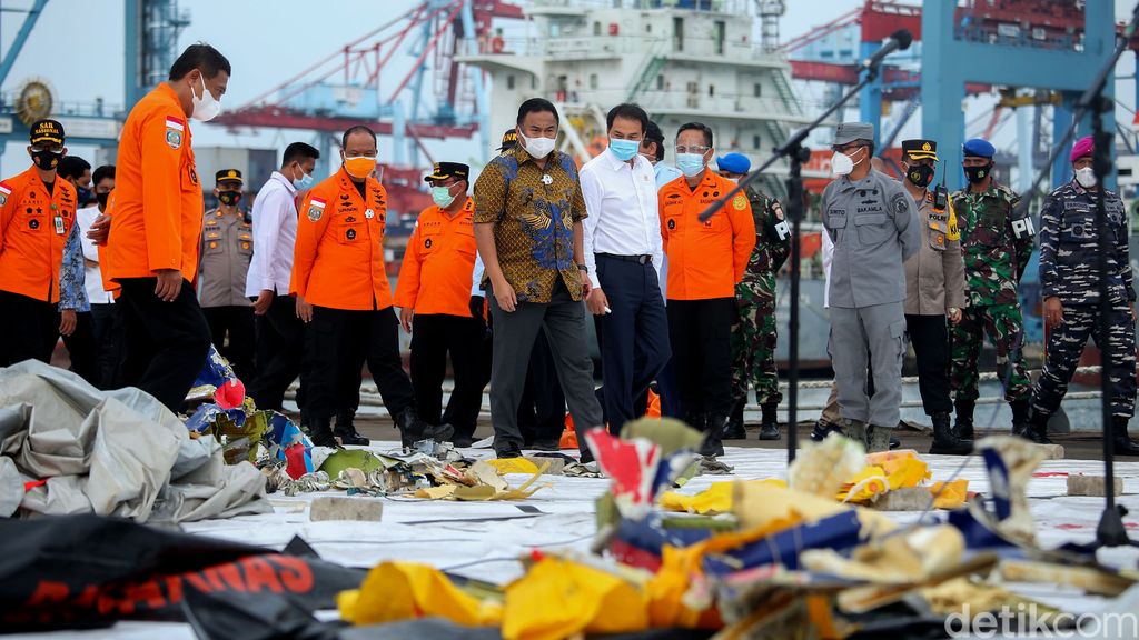 KRI Parang kembali membawa temuan hasil pencarian pesawat dan penumpang Sriwijaya Air SJ182. Hasil temuan petugas itu dikumpulkan di JITC II, Jakarta.