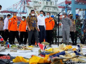 KRI Parang Angkut 3 Kantong Hasil Evakuasi Sriwijaya Air SJ182