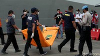 Diketahui, proses pencarian dan evakuasi material pesawat serta black box dan jenazah korban Sriwijaya Air SJ182 masih terus dilakukan. Sekadar informasi, hingga pukul 17.00 WIB, total ada 40 kantong yang sudah diterima Basarnas dari tim gabungan.