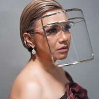 Juga memakai karya Rinaldy A. Yunardi, Ruth Sahanaya memilih face shield yang modelnya mirip topeng tukang las. Namun, frame berwarna bronze meninggalkan kesan mewah.(Foto: Instagram)