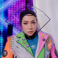 Seperti sebuh head piece atau aksesori kepala, face shield pilihan Melly Goeslaw juga tak kalah unik. Nama penyanyi dan pencipta lagu ini sempat trending menyusul perseteruannya dengan dr.Tirta. Dokter yang juga influencer menggunakan penampilan Melly sebagai contoh yang salah dalam penggunaan face shield karena tanpa masker. (Foto: Instagram)